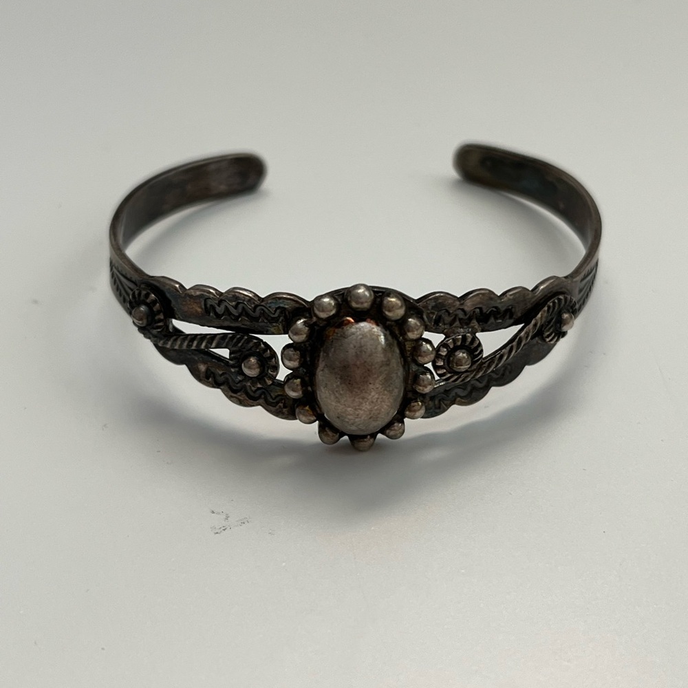 VINTAGE FRED HARVEY ERA STERLING SILVER NAVAJO SMALL CUFF BRACELET